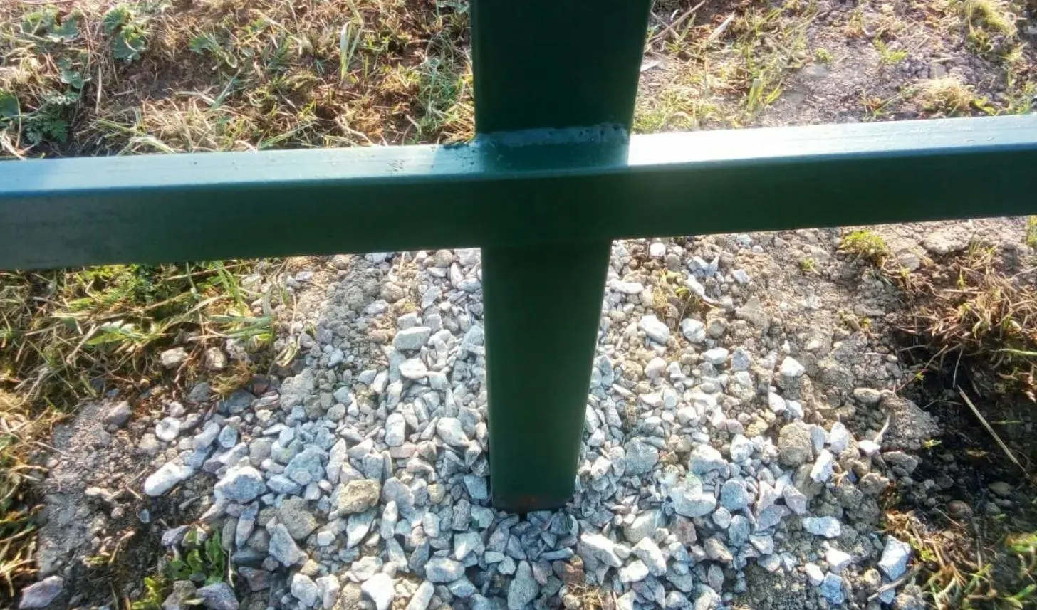 Забор на столбах с утрамбовкой щебня — установка под ключ в Туле